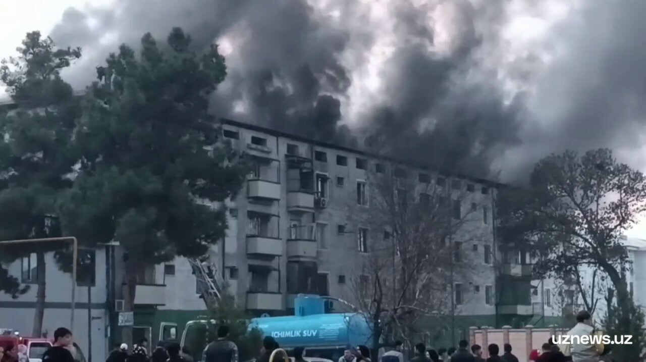 В одной из многоэтажек в Андижане вспыхнул пожар — видео