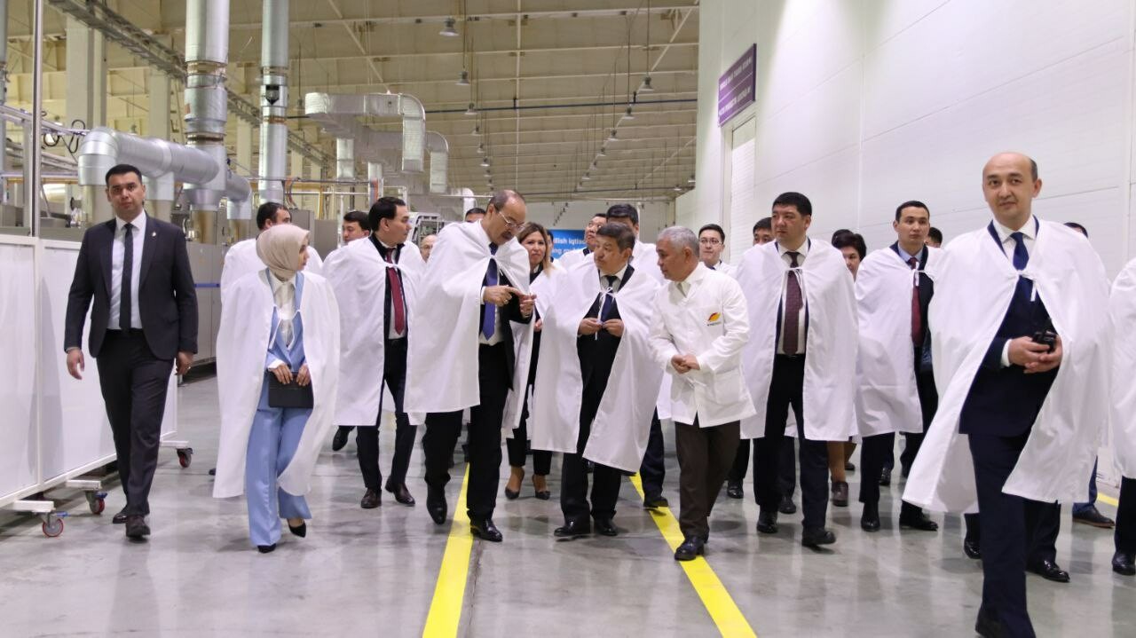 Председатель Кабмина Кыргызстана и Абдулла Арипов ознакомились с работой кондитерской фабрики Crafers в Ташкенте