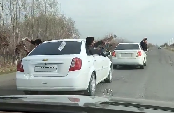 В Кашкадарье друзья жениха разбрасывали из окон автомобилей фальшивые купюры — видео