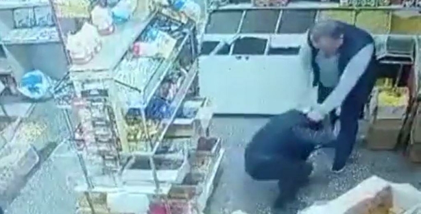 В Андижане 43-летний мужчина избил подростка в магазине — видео