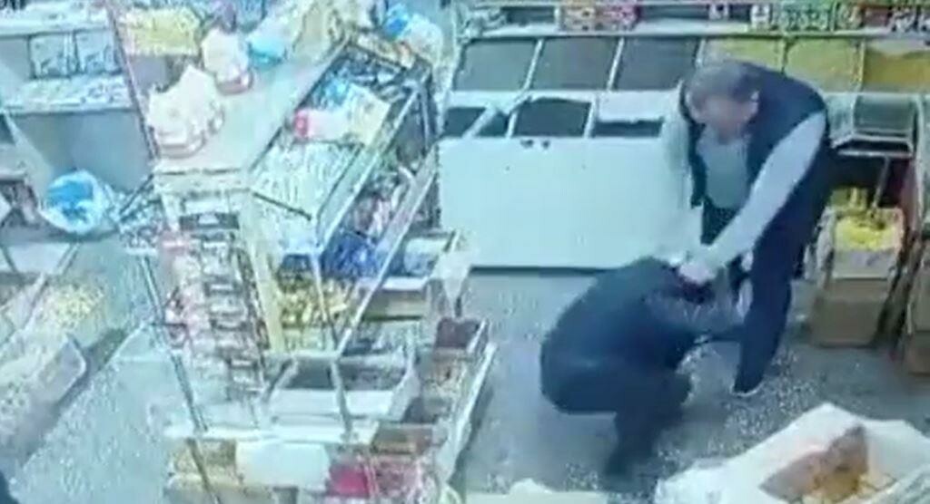 В Андижане 43-летний мужчина избил подростка в магазине — видео