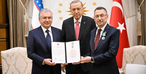 Шавкат Мирзиёев наградил вице-президента Турции орденом «Дустлик»
