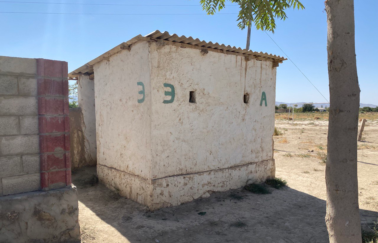 Почти половина населения Узбекистана использует выгребные ямы в качестве туалета