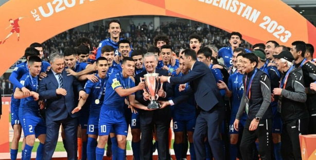 Президент отпраздновал победу на Кубке Азии вместе с футболистами — фото, видео