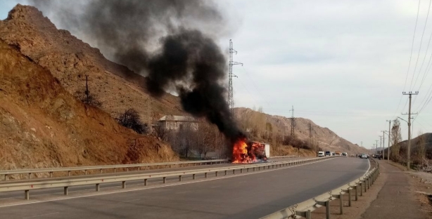 На перевале «Камчик» загорелся грузовик — видео