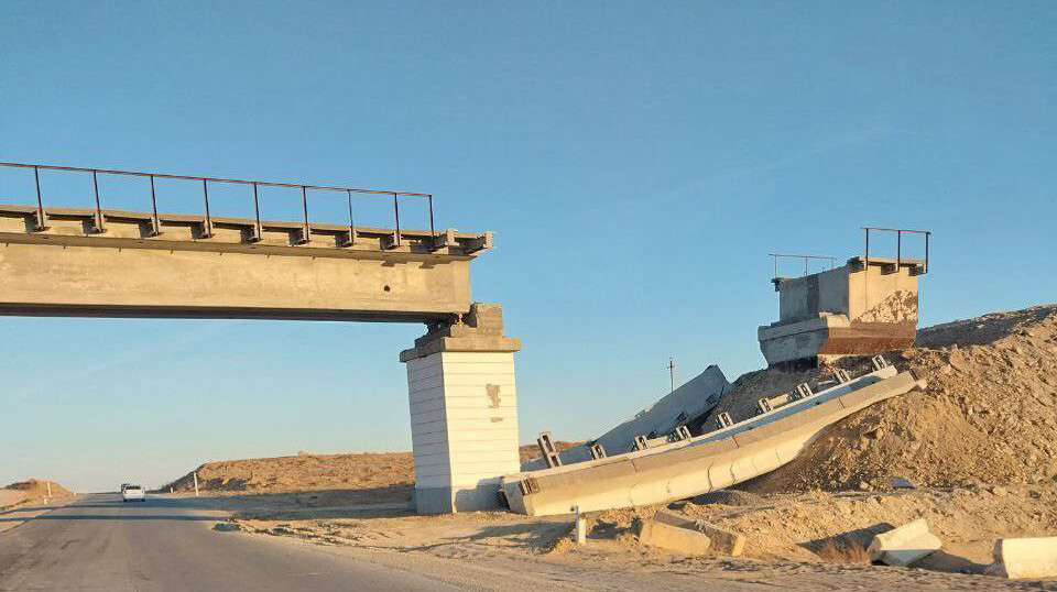 В Каракалпакстане обвалилась часть строящегося автомобильного и железнодорожного моста