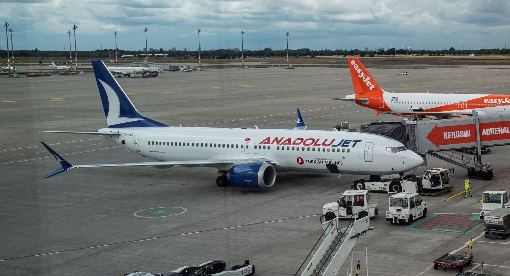 Перелет анкара. Туркиш Эйрлайнс 737. Боинг 737-800 Туркиш Эйрлайнс. Boeing 737-800 Anadolujet. Боинг 737 800 турецкие авиалинии.