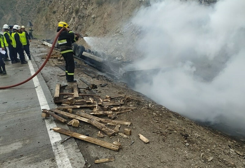 На перевале Камчик в результате столкновения 4 автомобилей загорелся грузовик — видео