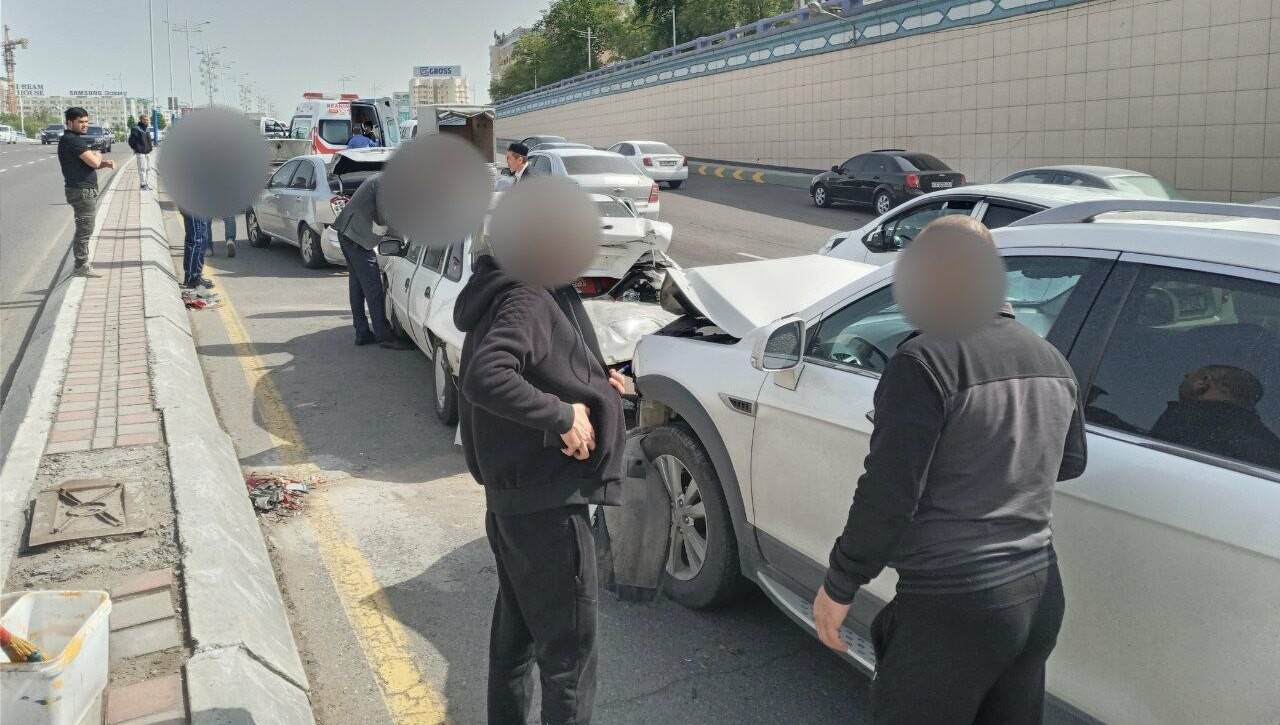 В Ташкенте произошло ДТП с участием четырех автомобилей: есть пострадавший