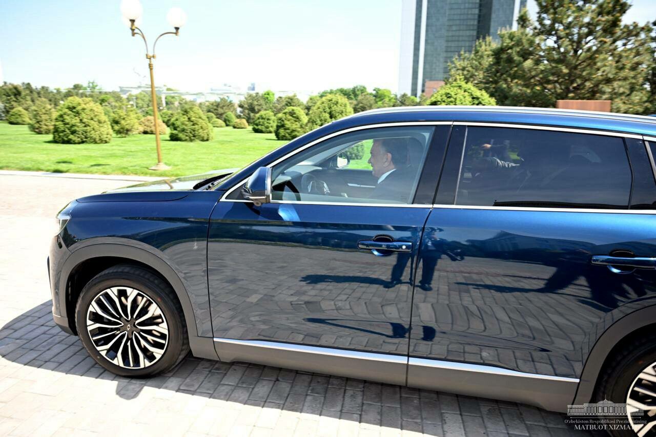 Шавкат Мирзиёев получил подарок от президента Турции — первый турецкий электромобиль Togg (видео)
