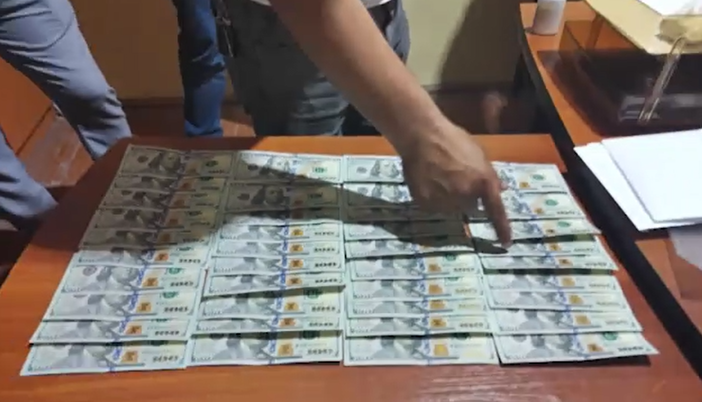 Задержан житель Намангана, пытавшийся продать почти 4 000 фальшивых долларов США — видео