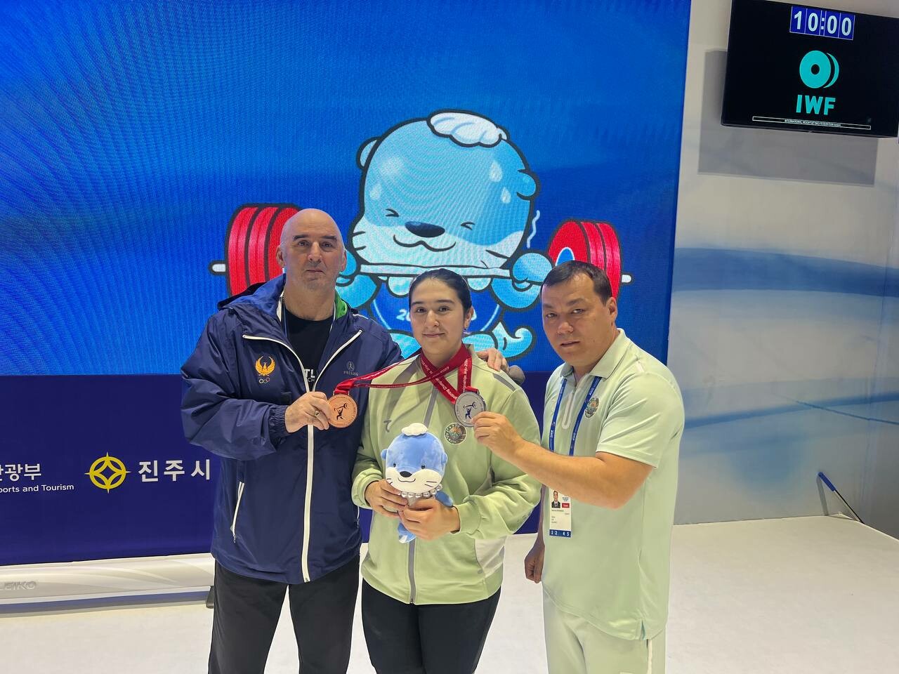 Спортсменка из Узбекистана завоевала серебро и бронзу на чемпионате Азии по тяжёлой атлетике