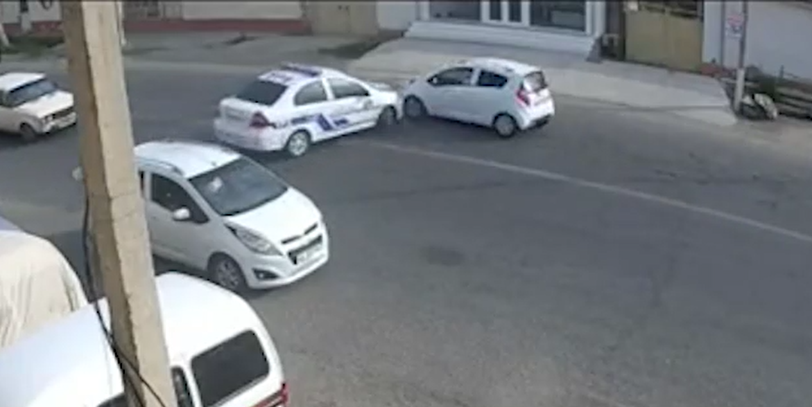 В Андижане инспектор ДПС, развернувшийся в неположенном месте, спровоцировал аварию — видео