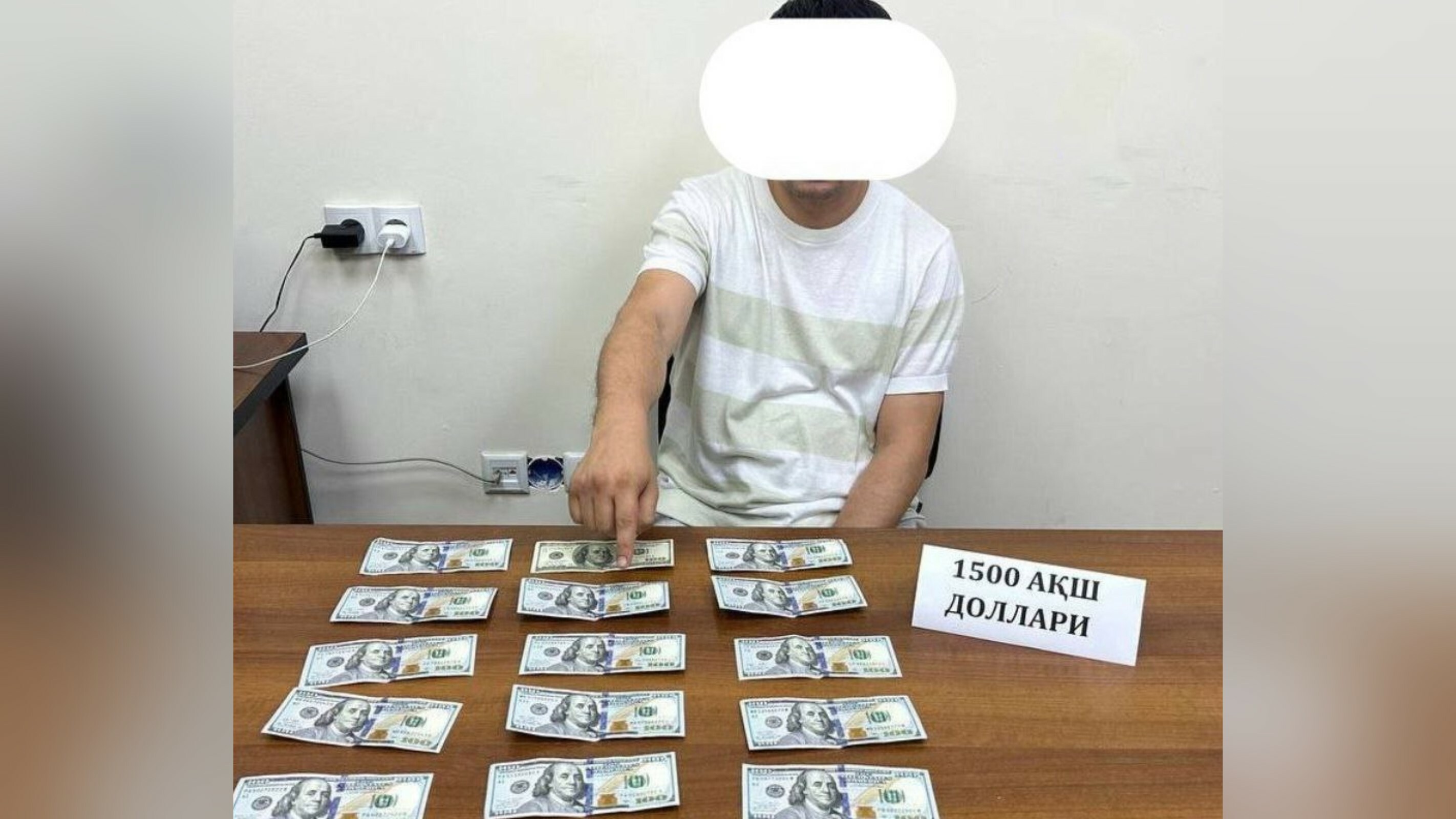СГБ задержала в Ташкенте чиновника при получении взятки в $1500