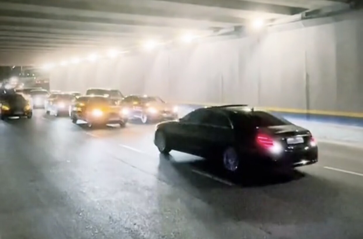 В Ташкенте автомобили свадебного кортежа совершили опасные маневры в туннеле — видео