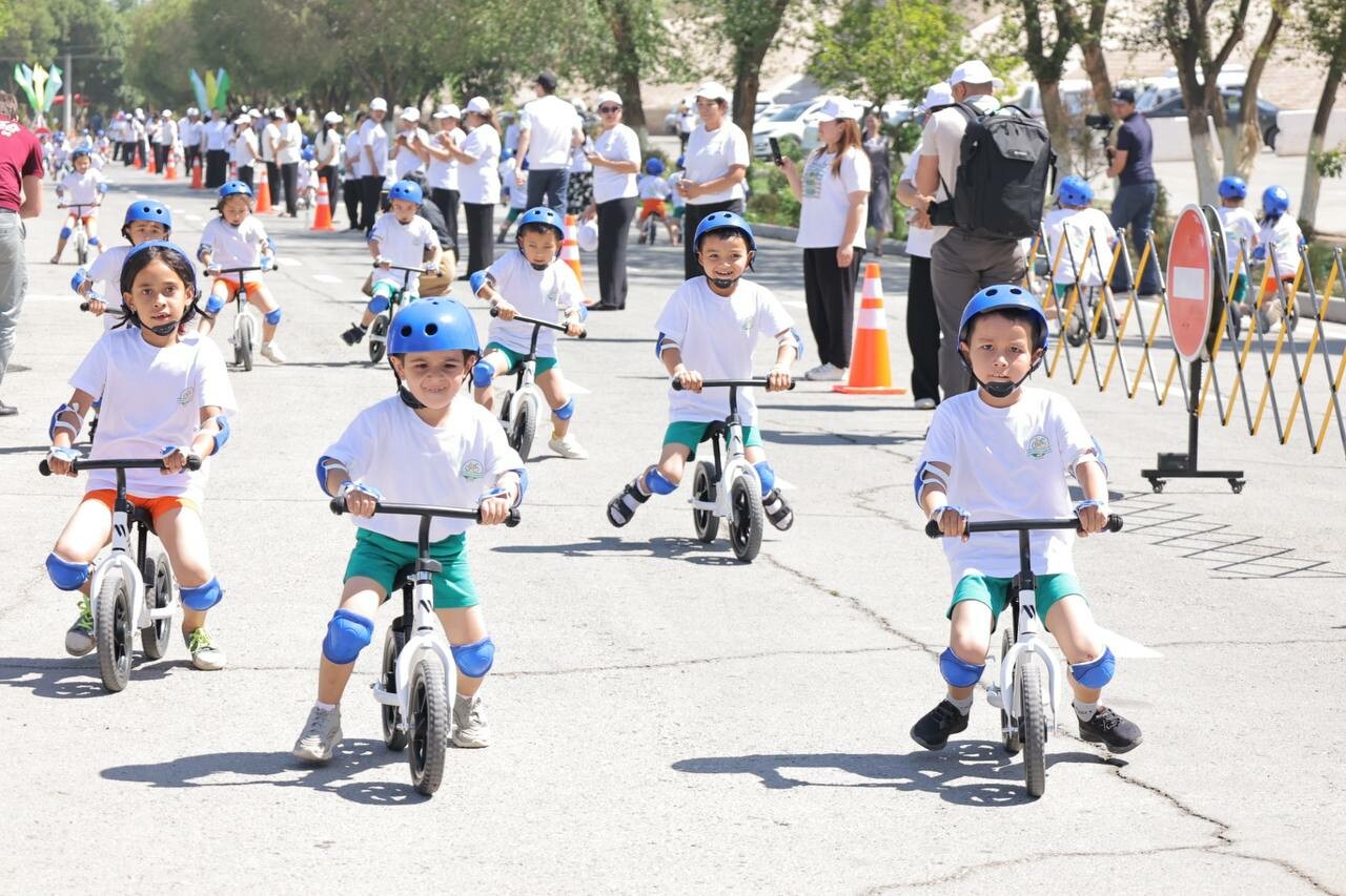 В Хиве прошел III веломарафон среди детей дошкольного возраста, посвященный Международному дню защиты детей