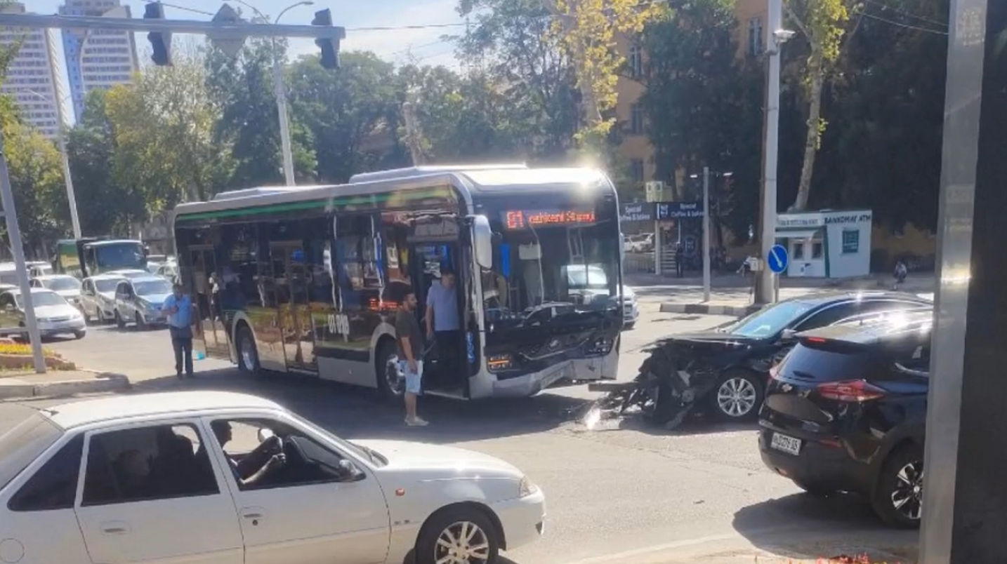 UzNews - В Ташкенте произошло столкновение электробуса с автомобилями, есть  пострадавший