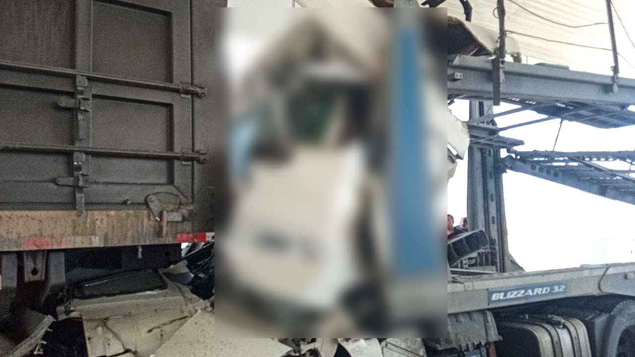 При лобовом столкновении автовоза UzAuto Motors и грузовика погибли оба водителя