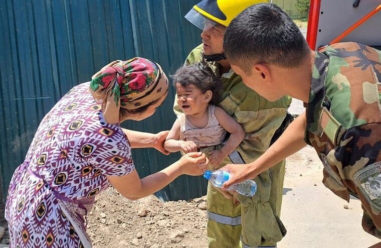 В Ташкенте сотрудники МЧС спасли двухлетнего ребенка, оказавшегося под завалами обрушившейся части дома