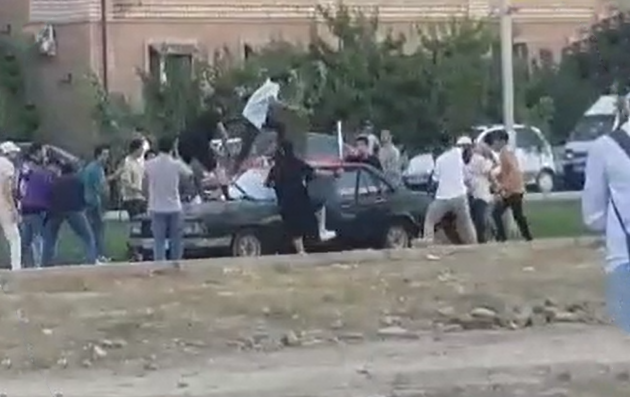 В МВД прокомментировали массовую драку и поджог автомобиля в Ташкенте — видео