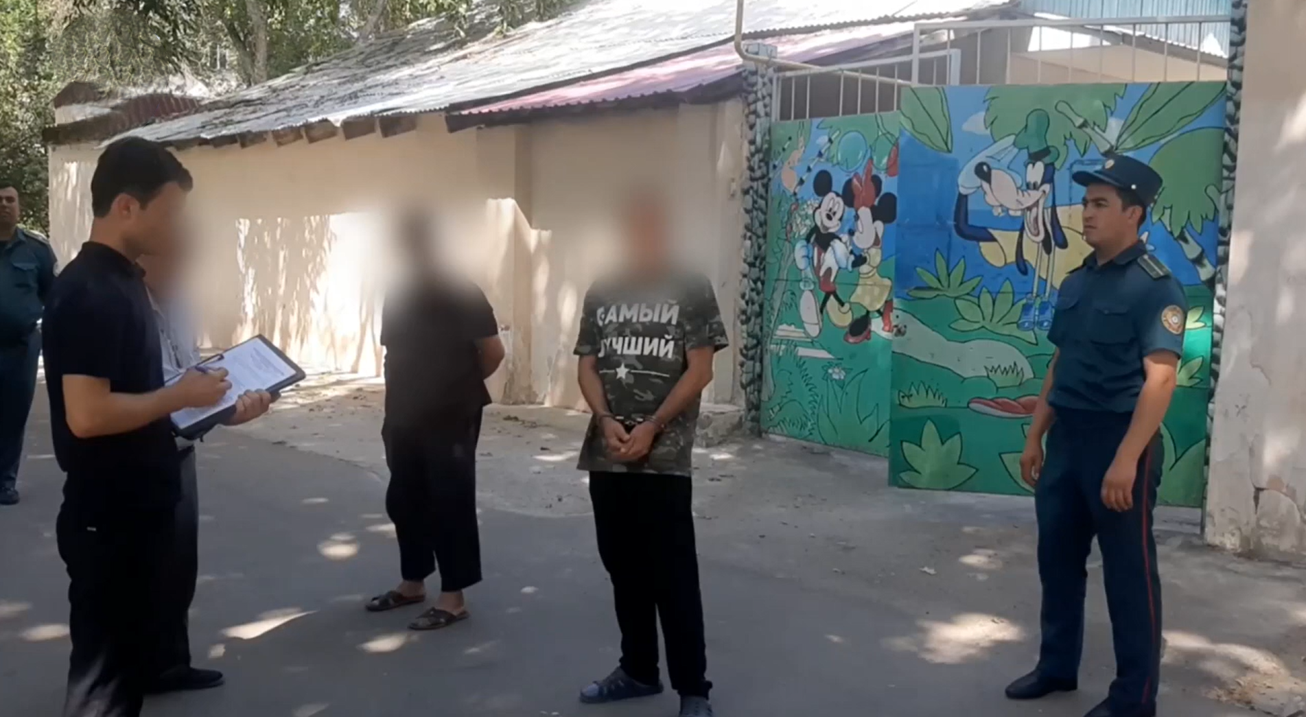 В Ташкенте неоднократно судимый мужчина, угрожая ножом, ограбил заведующую прямо в детском саду