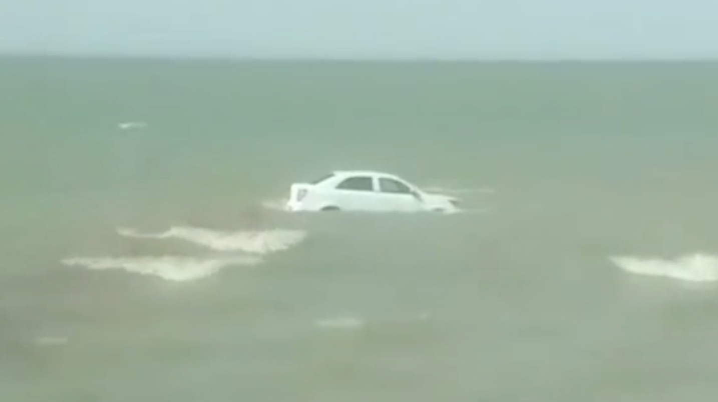 В МЧС прокомментировали плавающий автомобиль Сobalt — видео