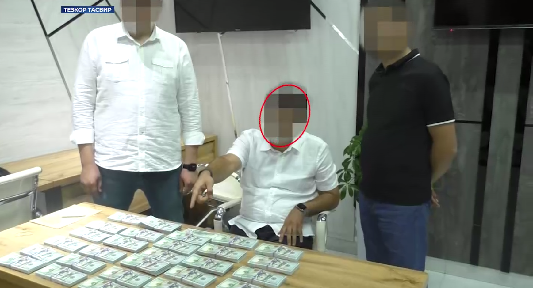 В Ташкенте при получении взятки $300 тыс. задержан сотрудник ГУП — видео