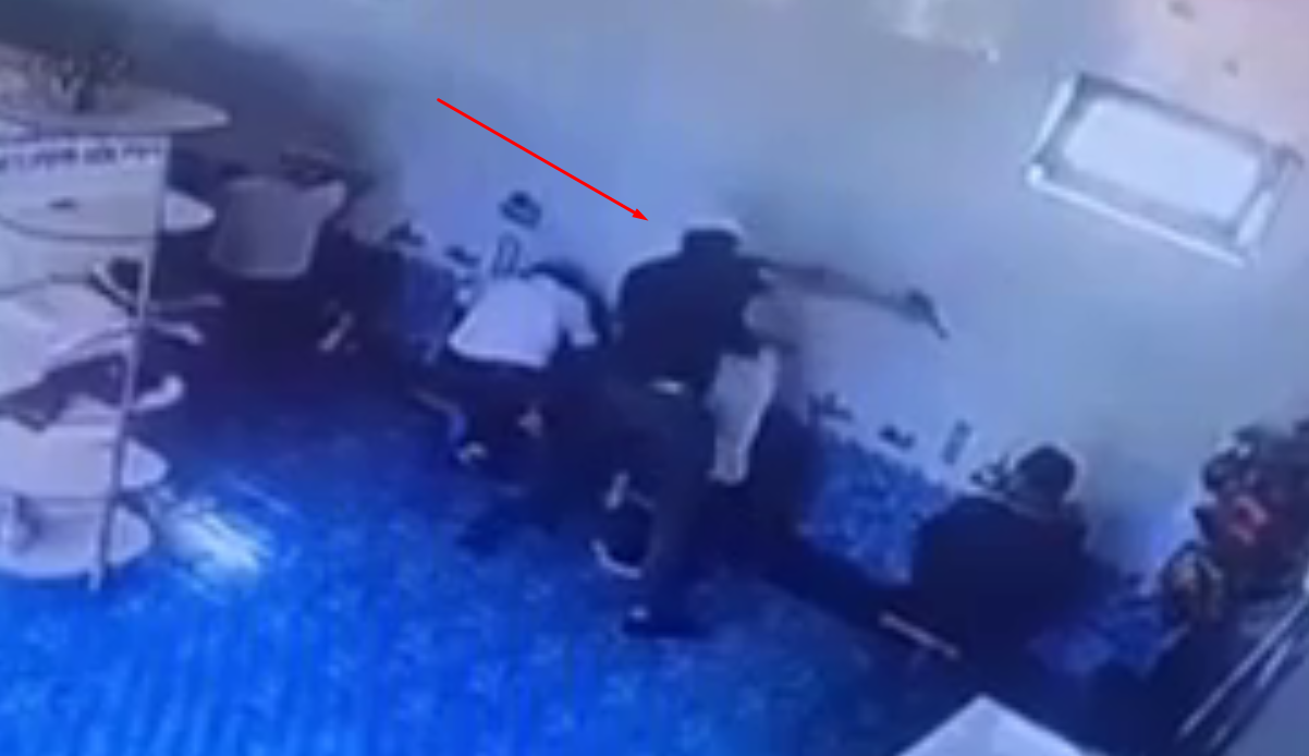 В Фергане мужчину пытались зарезать во время омовения в мечети — видео (18+)