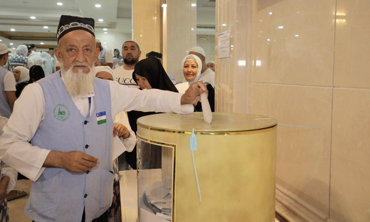 Узбекские паломники, совершающие хадж, голосуют в Саудовской Аравии