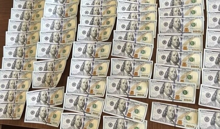 В Бухаре двое граждан задержаны при продаже фальшивых $10 тыс.