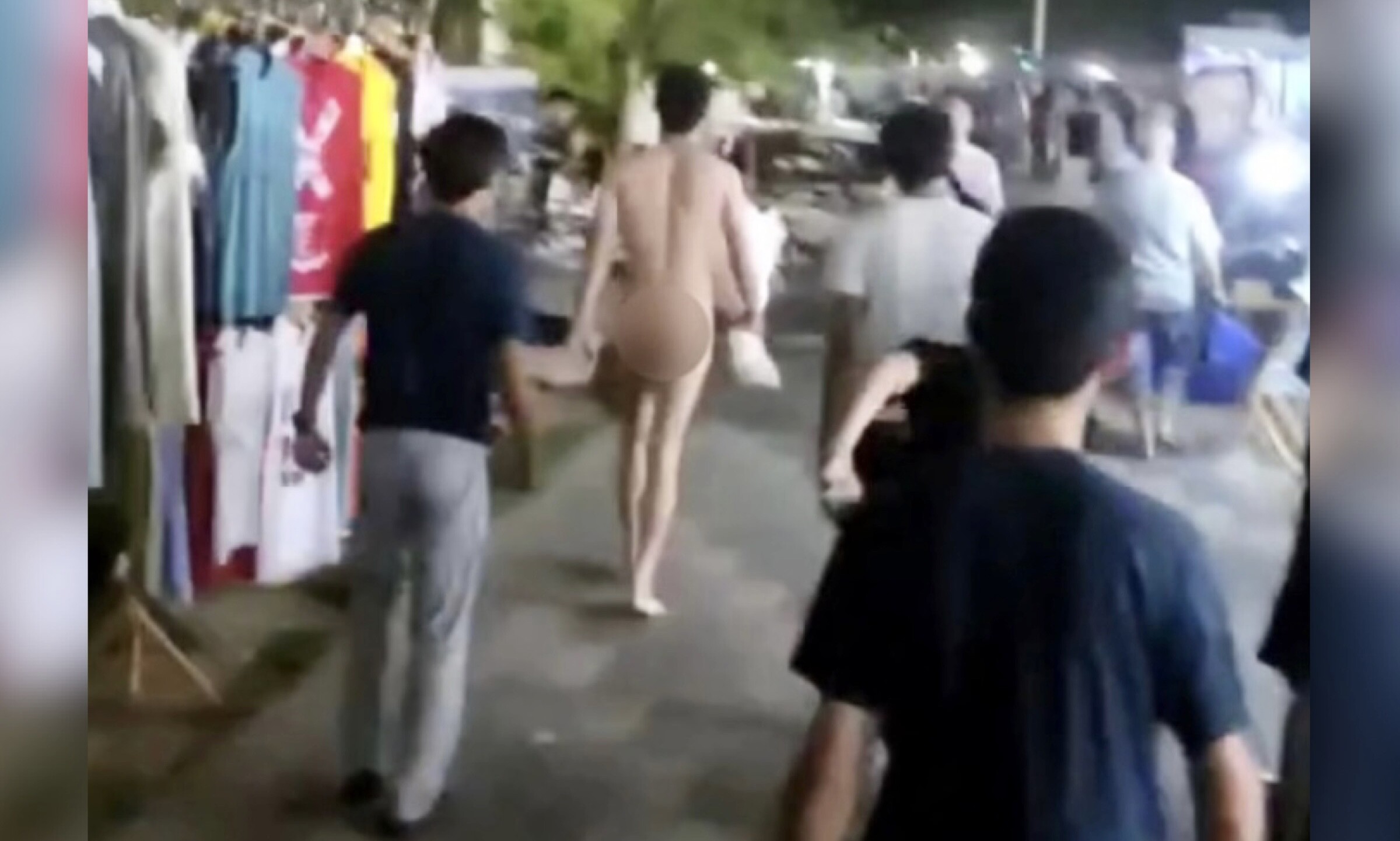 В Ташкенте задержали голого мужчину, который разгуливал по улице с букетом цветов — видео