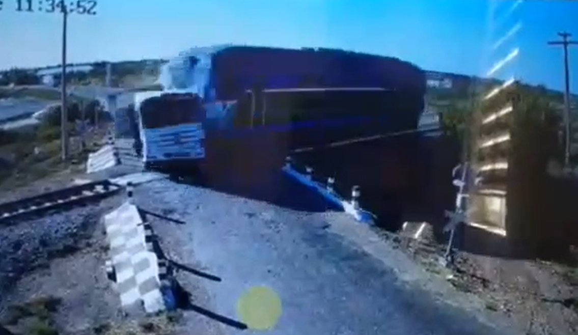 В Бухаре поезд сбил грузовой автомобиль на железнодорожных путях — видео