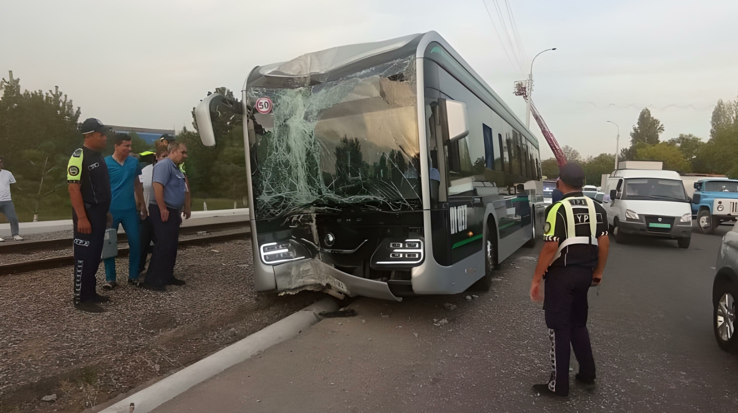 UzNews - В Ташкенте электробус врезался в столб, пострадали шесть человек