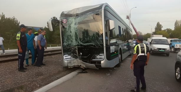 В Ташкенте электробус врезался в столб, пострадали шесть человек