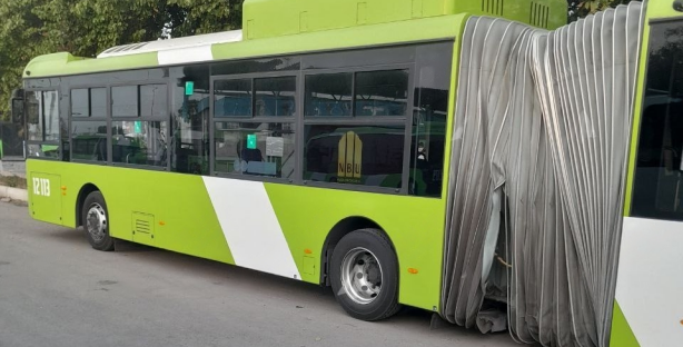 В Ташкенте у нового 18-метрового автобуса порвалась «гармошка»