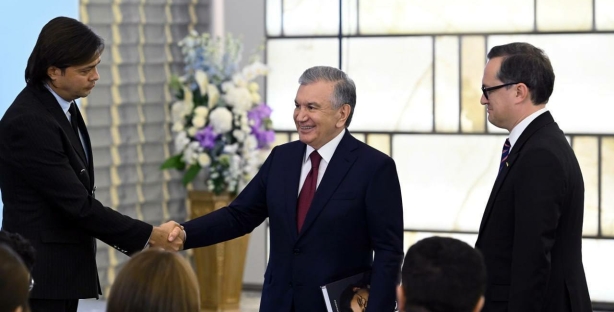 «С нетерпением ждем вас в Узбекистане»: президент пообщался с соотечественниками, проживающими в США