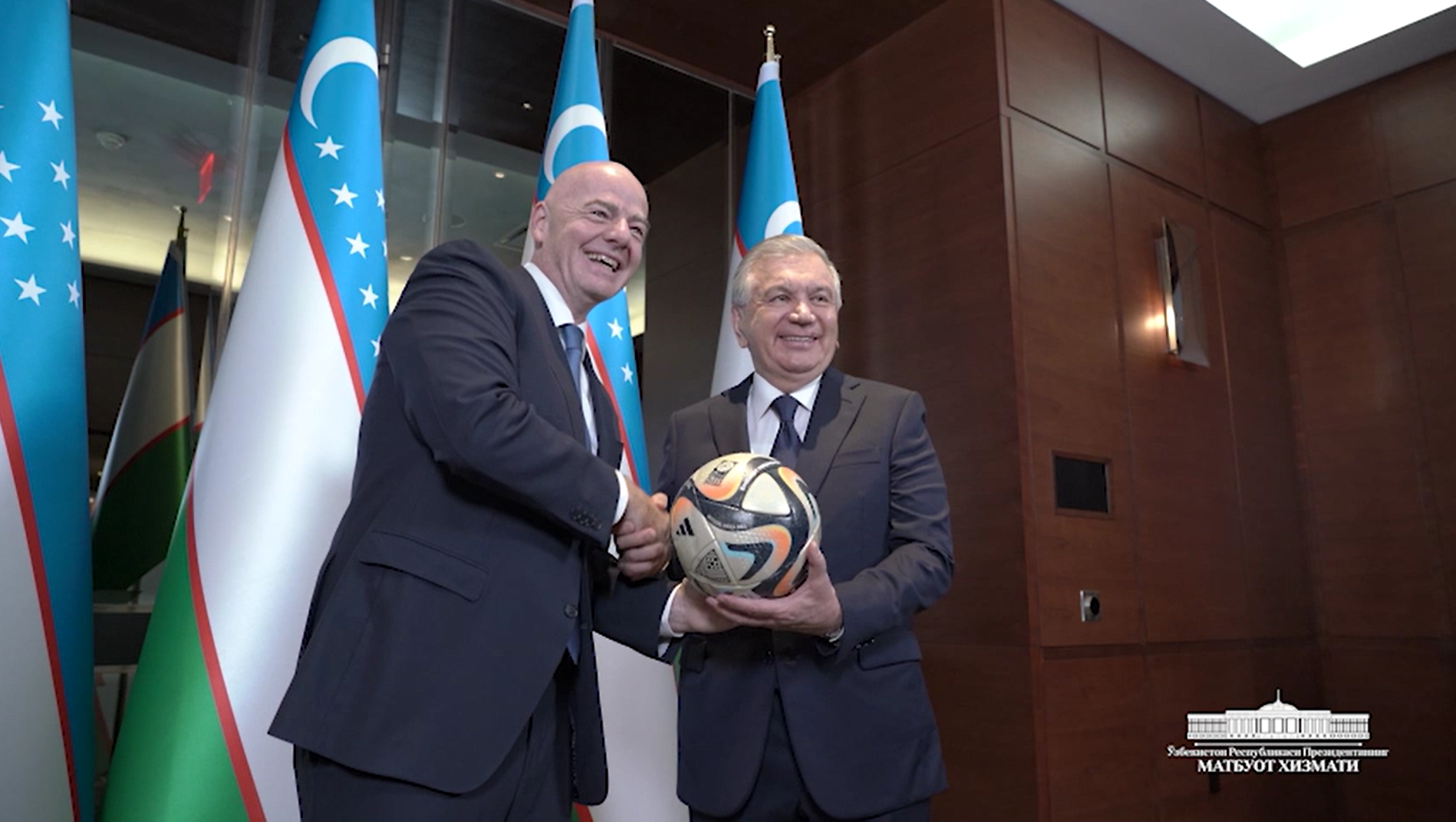 Глава ФИФА подарил Шавкату Мирзиёеву именной футбольный мяч