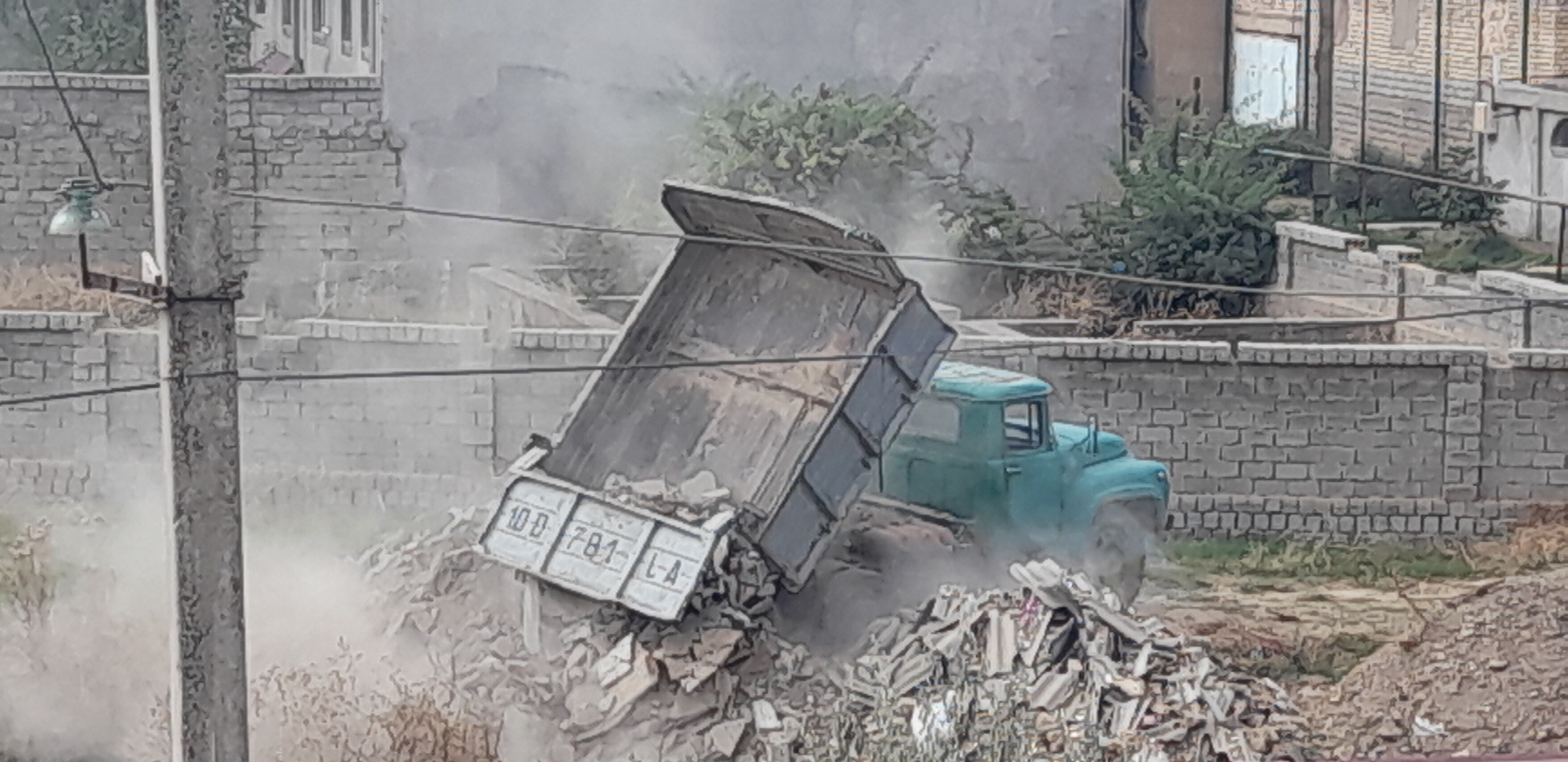 В Ташкентской области у гражданина, повторно сбросившего строительный мусор в реку, конфискуют грузовик