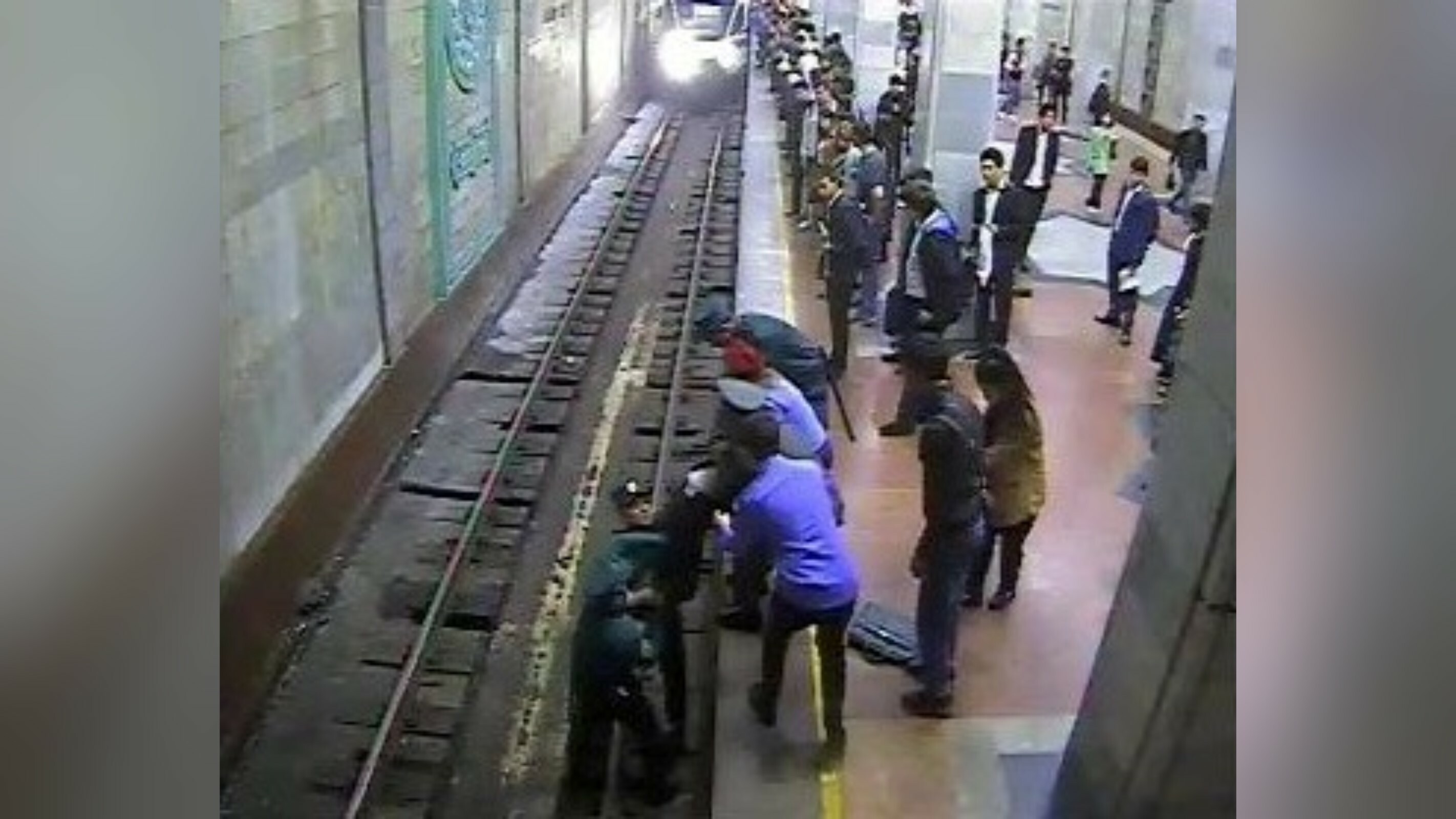 В Ташкентском метро 18-летняя студентка прыгнула под колеса приближавшегося поезда