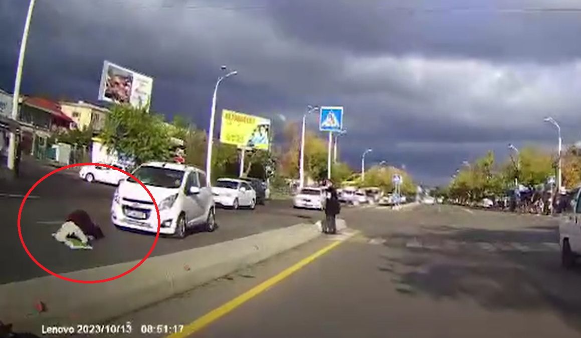 В Ташкенте водитель Spark сбил на пешеходном переходе 70-летнюю женщину — видео