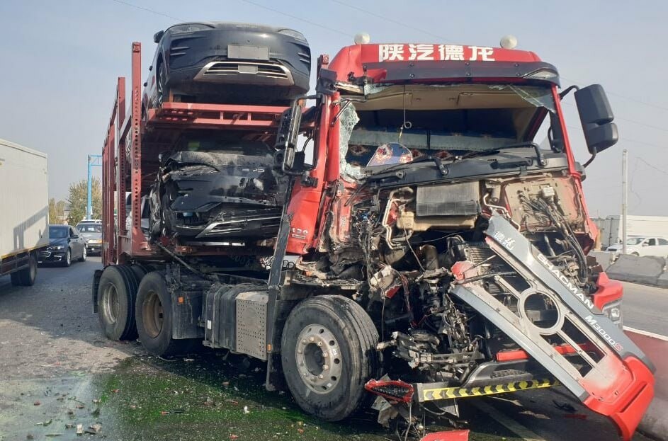 В Фергане автовоз с новыми автомобилями BYD столкнулся с грузовиком MAN — видео