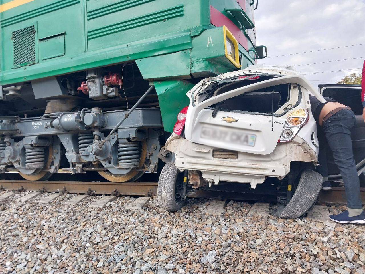 В Сурхандарье поезд протаранил автомобиль на переезде, есть погибший — видео