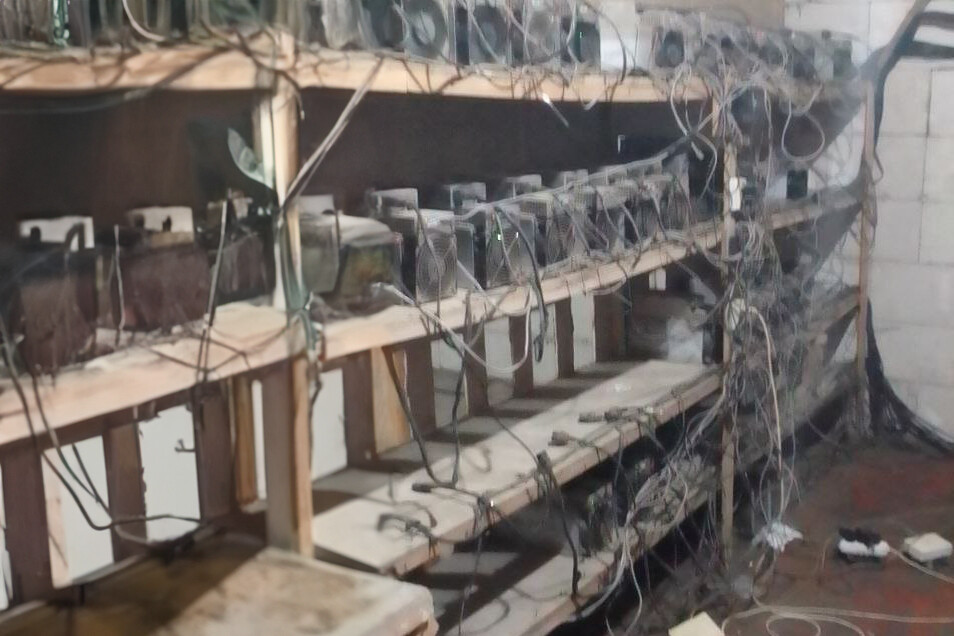 В Фергане владелец майнинг-фермы самовольно подключился к электросети: ущерб оценивается в 2,5 млрд сумов