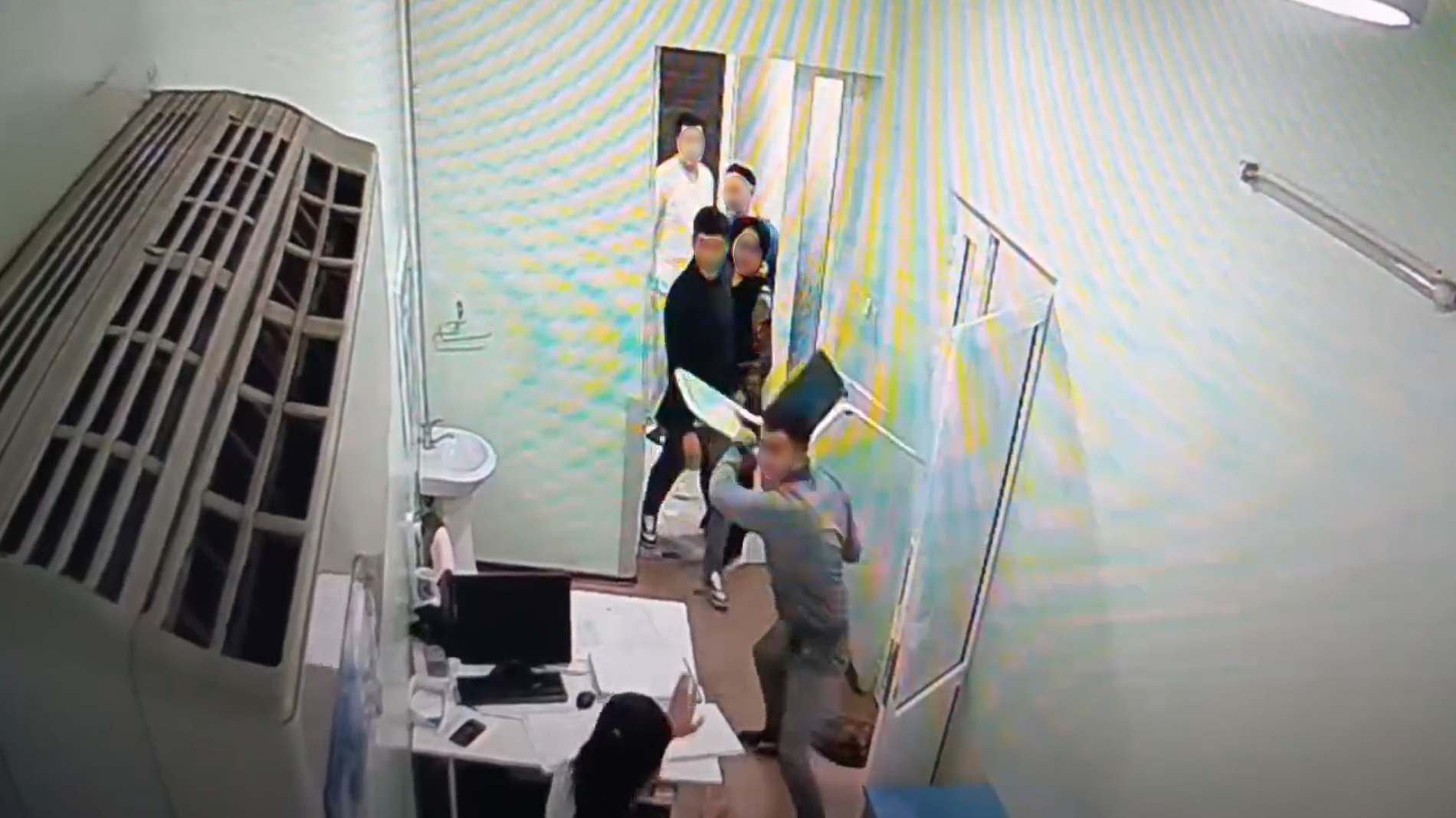 В одной из больниц Ташкента пациент бросил стул в женщину-врача — видео
