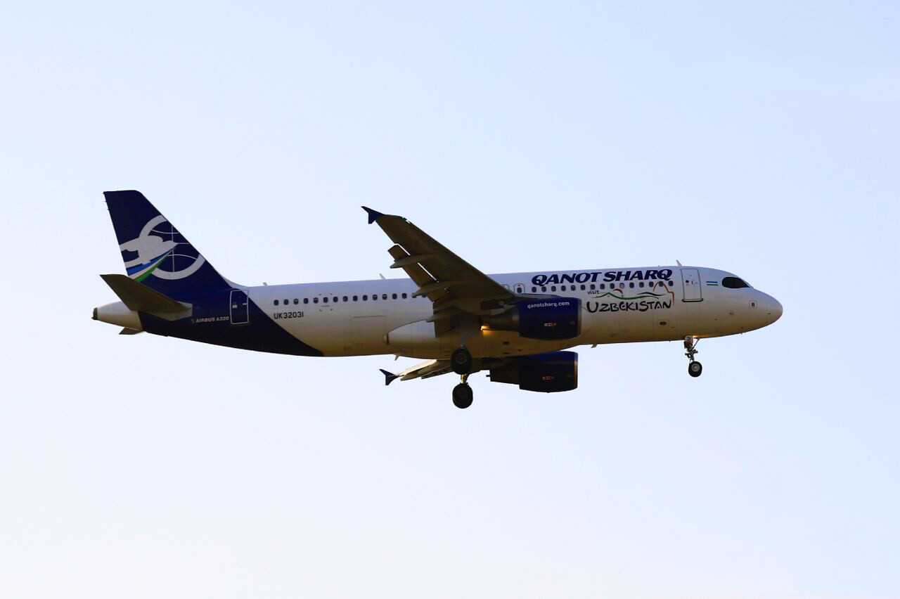 Самолет, летевший из Санкт-Петербурга в Самарканд, совершил экстренную посадку в Актобе
