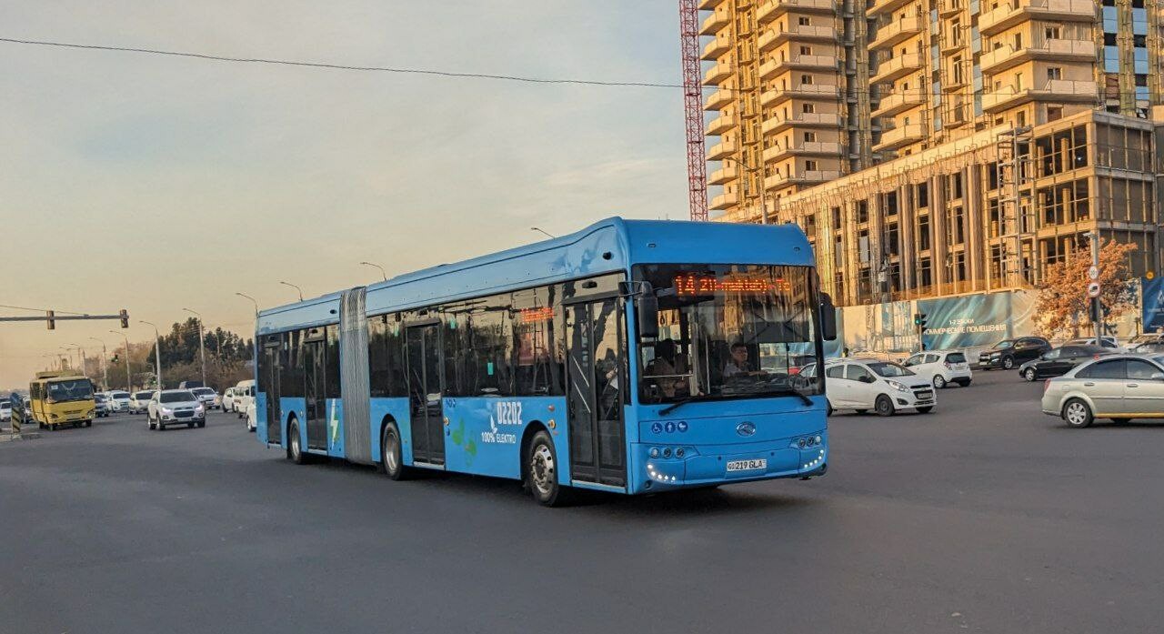 В Ташкенте на маршрут вышли 18-метровые электробусы-гармошки