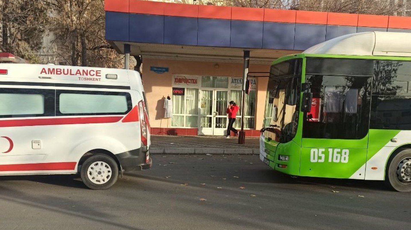 UzNews - В Ташкенте женщина выпала из автобуса, тронувшегося с открытыми  дверьми