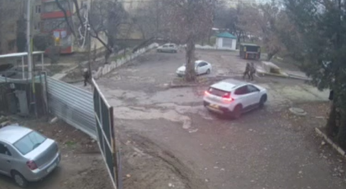 В Ташкенте водитель Tracker не справилась с управлением и сбила двух подростков — видео