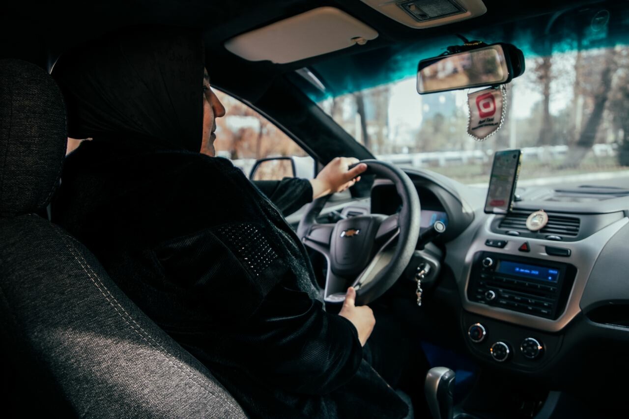 «Если я не буду водить, уверена, что заболею» – как работают женщины-таксистки в Узбекистане