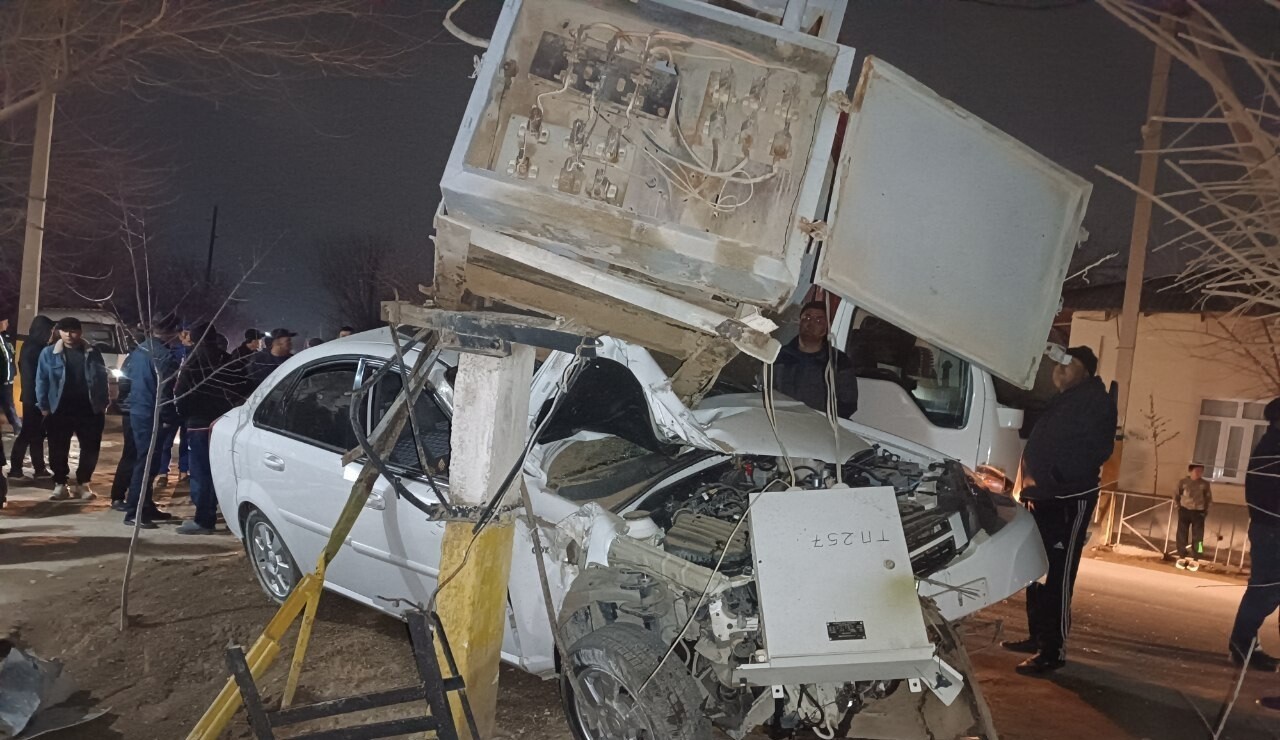 В Джизаке автомобиль Gentra врезался в трансформатор: местное население осталось без электричества